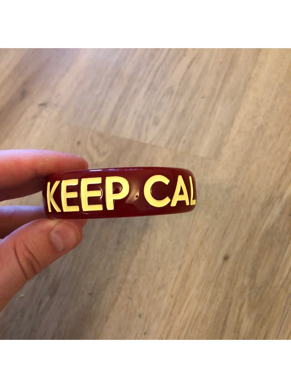 JESSICA KAGAN CUSHMAN JKC STUDIO RESIN BANGLE BRACELET KEEP CALM AND KISS ME RED - Picture 2 of 5